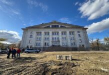 “Планують танцювати на кістках”: окупанти готуються відкрити драмтеатр у Маріуполі