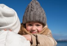 Губи і руки тріскаються взимку? Педіатр назвала головні правила зимового догляду за дітьми