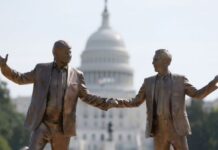 У США оприлюднили нові листи скандального Епштейна із згадками Трампа