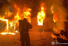 У Жовтих Водах спалахнув дах житлового будинку: надзвичайники приборкали полумʼя