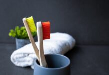 Як зберігати зубну щітку, щоб не шкодити собі