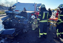 Потрійна ДТП з загиблими: рятувальники Запоріжжя деблокували потерпілого з понівеченої автівки