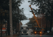 На вулиці Антоновича у Дніпрі металеві конструкції випали з вантажівки на Toyota