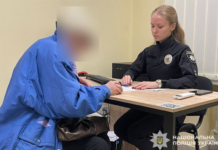 У Дніпрі пенсіонерка мало не зарізала власного чоловіка: жінці повідомлено про підозру