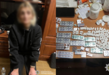 Розповсюджувала наркотики на території міста: правоохоронці Дніпра викрили 50-річну наркозбувачку