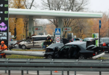 На Набережній Перемоги у Дніпрі BMW знесла стовп: подробиці ДТП