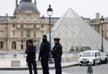 У прокуратурі Парижа кажуть, що Лувр пограбували «дрібні злочинці»