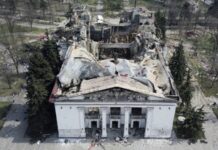 У Маріуполі Росія готується до відкриття драмтеатру, де під час бомбардування загинуло багато людей – міськрада