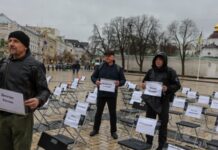 У Києві відбулася акція «Порожні стільці» – нагадування про ув’язнених через війну українців