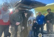 Поліцейські «Білі янголи» евакуювали родину з дітьми з небезпечного району Нікополя