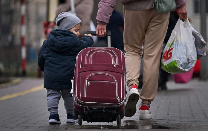_bizhentsi_kordon_valiza_ditina_vokzal_gettyimages_1388964016__1__c0884e44e30b1141d8a806b013384b49_1300x820