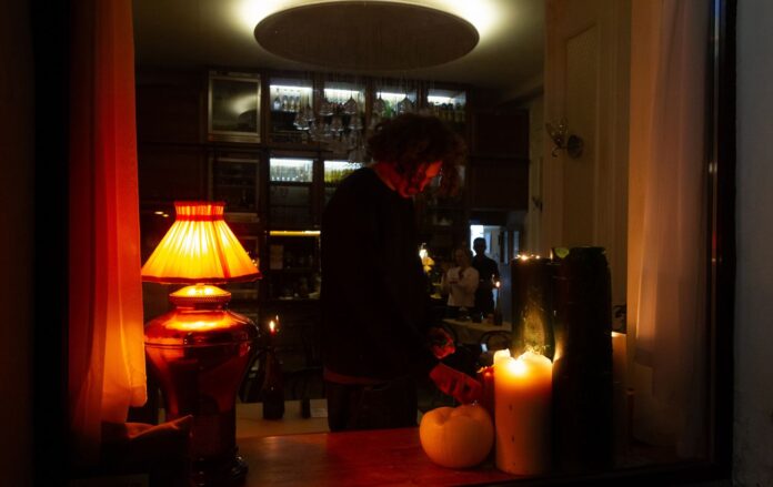 _cholovik_zapalyue_svichki__kafe_vidklyuchennya_svitla_photo__kirill_chubotin_ukrinform_nurphoto_gettyimages_2243384645_5064544ca68804b221b4016cebf0f3dd_1300x820