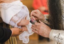 Немовлям чи у свідомому віці? ПЦУ пояснила батькам, коли слід хрестити дитину