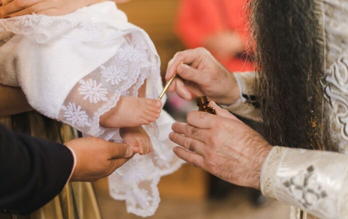 _ditini_tserkva_krup_plan_nizhka_svyashchennika_ruki_butilochka_gettyimages_1454900197_258cceccfaa4bec34ac4262cdd3648b3_1300x820