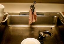 Як прочистити засмічений злив: поради сантехніка, які справді працюють