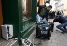 Чи поменшає відключень світла найближчими днями: що кажуть джерела РБК-Україна