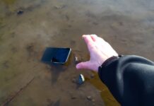 Цей смартфон на кілька днів опинився в багнюці через повінь: ось, що з ним стало