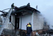 РФ зранку атакувала Чернігів дронами: пошкоджено приватний будинок, є поранені