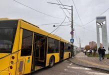 У Києві маршрутний автобус зіткнувся з електроопорою: є постраждалі (фото)