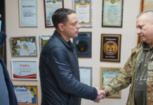 Андрій Білоусов передав напівавтоматичну рушницю медику з Кам’янського, який рятує поранених у зоні бойових дій