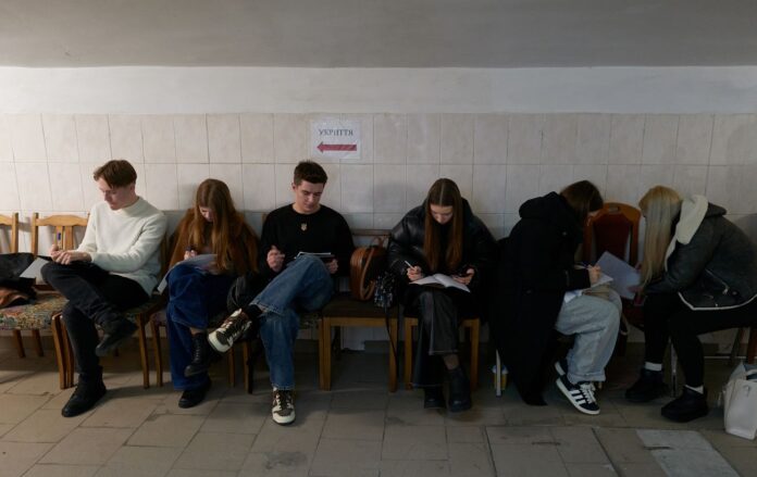 __knu_imeni_tarasa_shevchenka_ukrittya_povitryana_trivoga__gettyimages_2202558398_4f4840445ed119a09a5069ec64b7615f_1300x820