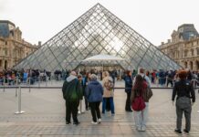 Грабіжників із Лувру затримано на стадіоні в Парижі перед футбольним матчем