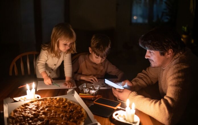 _nemae_svitla_diti_dosug_dostavka_yizhi_pitsa_rozvagi_gettyimages_1954093895_c22c8ee58a519e44b8256d50dc152f5b_1300x820