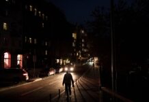 Чому світло вимикають не скрізь? Міненерго пояснило, як складають графіки по областях