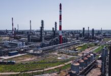 Пролетіли 1400 км. Дрони СБУ уразили російський НПЗ в Орську (фото, відео)