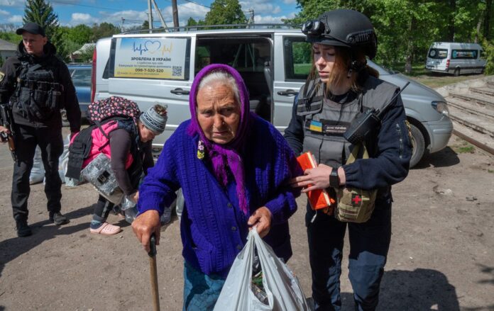 __politsiya_evakuatsiya__vovchansk_vesna__travn_2024_r_gettyimages_2152149324_843b4116d7751f36b28af008bf4a5404_1300x820