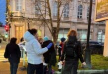 Поліція працює на місці травмування жінки на зупинці громадського транспорту у Дніпрі