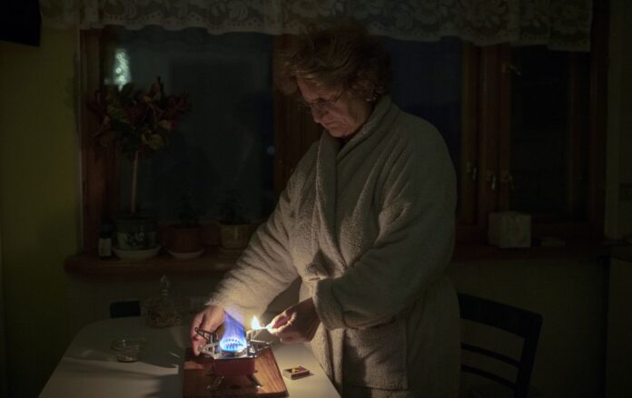 _rozpalyue_pich_gaz__vdoma__vidklyuchennya_elektroenergiyi_svitlo__kiyiv__gettyimages_1245437457_3415aeb207e036c29e023ac804ff0989_1300x820