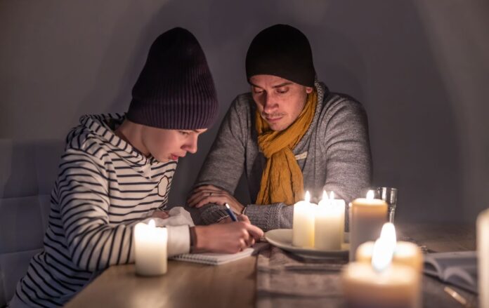 _sin_vdoma_odyagneni_holod_opalennya_roblyat_domashne_zavdannya_blekaut_svitlo_vidklyuchennya__gettyimages_1455227924_ae76d73facb8d61bb660671d57300ad7_1300x820