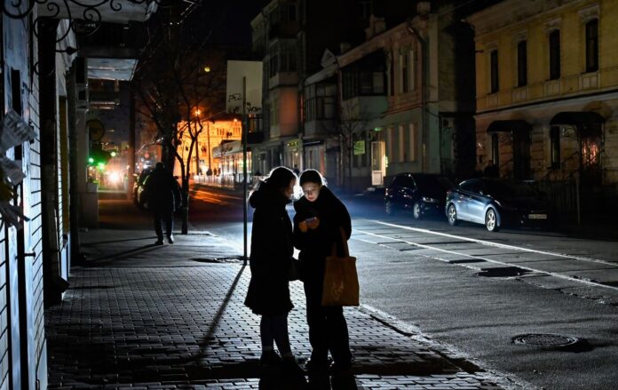 _telefon__zupinka_vidklyuchennya_svitlo__kiyiv_gettyimages_1245860539_90a22f46065b69615772ce32afa27033_1300x820