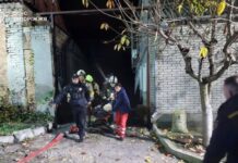 Пожежа через необережне поводження з вогнем: у Запоріжжі надзвичайники винесли чоловіка з палаючої кімнати
