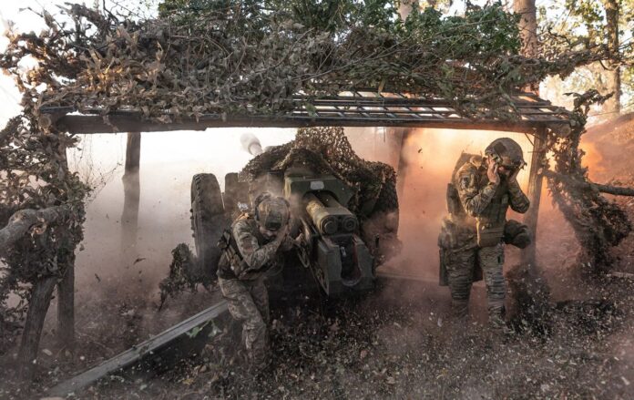 _viyskovi_strilyayut__artileriyska_ustanovka_d_30__napryamok_toretsk_donetska_oblast_lito__2024_r_gettyimages_2163893306_b881a2d60268886bed7a083759bfe7e6_1300x820