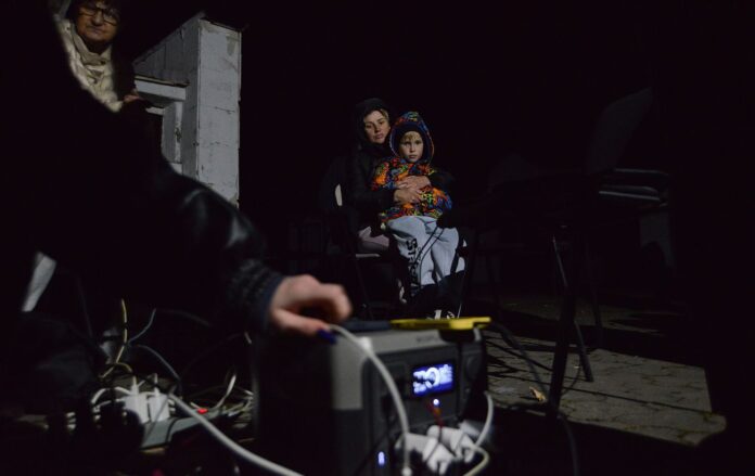 _zaryadzhayut_telefon_gadzheti_tochka_neperemozhnosti_vidklyuchennya_elektroenergiyi_svitlo_blekaut_slavutich_gettyimages_2239522472_2005c7052c4a0a49a434e57c484f6cee_1300x820