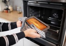 5 звичок під час запікання, які призводять до пошкодження духовки