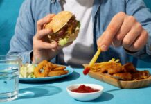 Названо продукти з небезпечним вмістом солі: українці їдять їх постійно