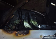 У Кривому Розі поліцейські затримали чоловіка за умисне пошкодження автомобіля