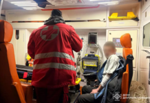 Зіткнення легковика з вантажівкою у Синельниківському районі: рятувальники деблокували чоловіка з пошкодженого автомобіля