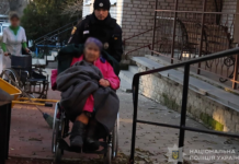 Не хотіла залишати дім, але війна змусила: запорізькі поліцейські евакуювали 86-річну жінку з прифронтового села