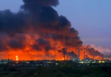 У РФ після атаки дронів горять газовий термінал і НПЗ