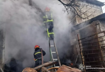Площа займання 200 кв.м: надзвичайники Дніпра ліквідували пожежу у житловому будинку