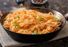 Тушкована капуста з грибами на Святвечір: чи справді страва “важка” для шлунку