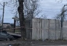 У місті Самар бетонна плита укриття впала на легковий автомобіль: деталі