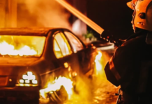 На житловому масиві Північний у Дніпрі підпалили автомобіль: подробиці