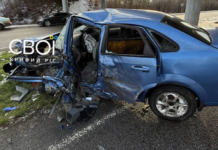 На трасі Дніпро-Кривий Ріг Chevrolet врізався у стовп: постраждали четверо людей