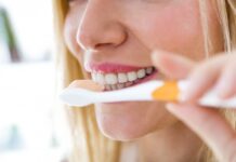 Що зробити, щоб солодощі не шкодили зубам на свята: спосіб від стоматолога