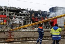 «Укрзалізниця»: у Фастові розгорнули тимчасовий мобільний вокзал поруч зі зруйнованим